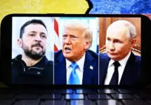 US President Trump^ Russian President Putin and Ukrainian President Zelensky appear side by side on the phone screen. In the background are the Ukrainian and Russian flags. 06.06.2025 New York U.S