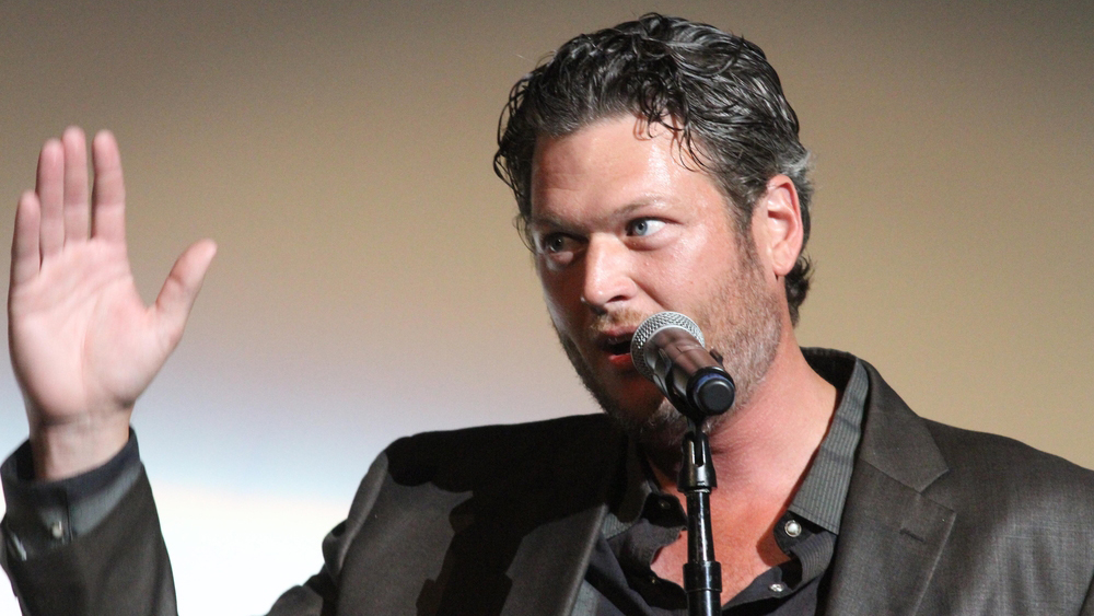 Blake Shelton Falls While Performing Onstage 1069 Fm The Ranch 