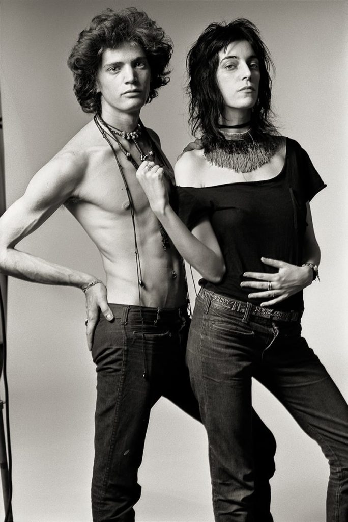 patti smith and robert mapplethorpe posing together