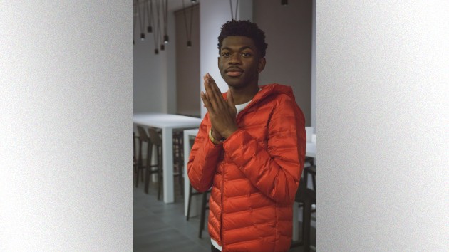 m_lilnasxhandstogether_070819-2