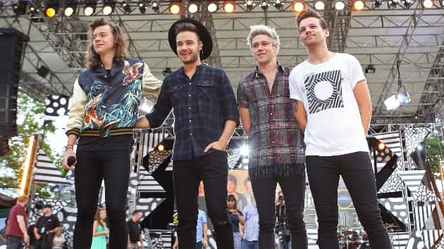 m_onedirectiongmaonstagefacingcrowd_080415-2