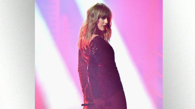 m_amataylorswiftlookingovershoulder_101118-9