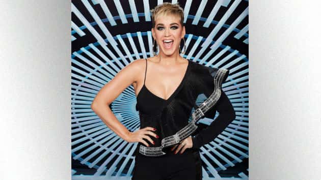 m_katyperryamericanidol2standing_110718-10