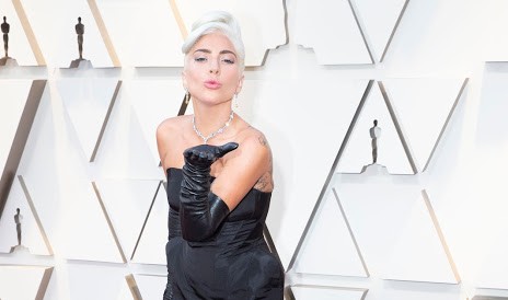 m_ladygagaoscarsblowskiss_032719-2