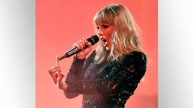 m_taylor20swift20ama20raised20finger_121718