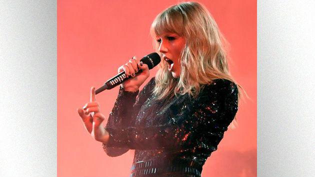 m_taylorswift20ama20raised20finger_103018-5