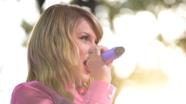 m_taylorswiftgmamic_101019-2