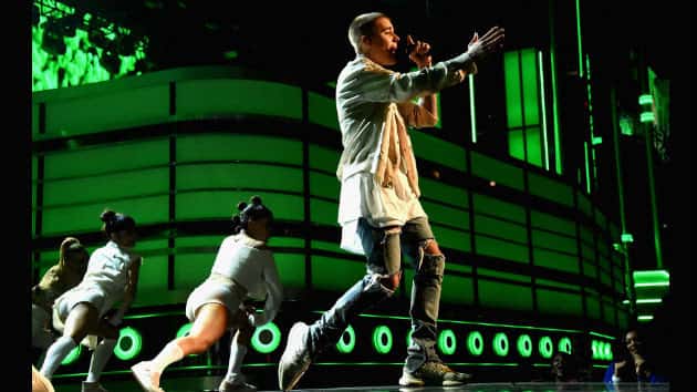 m_justinbieberonstagegreenbbma_090916
