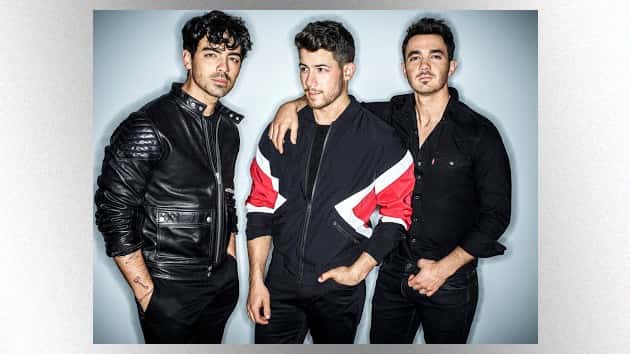 m_jonasbrothers2019nickredandblack_051619-3