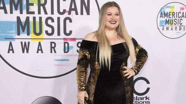 m_kellyclarksonamas_120617-16