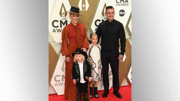 m_pinkfamily_122719-2