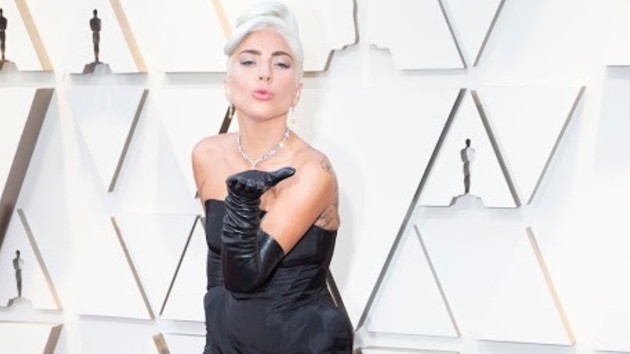 m_ladygagaoscarsblowingkiss_032719-10