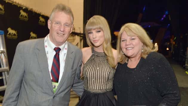 e_taylorswiftparents_021720