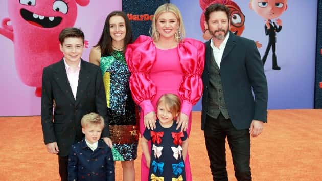 getty_kellyclarksonandfamily_061920