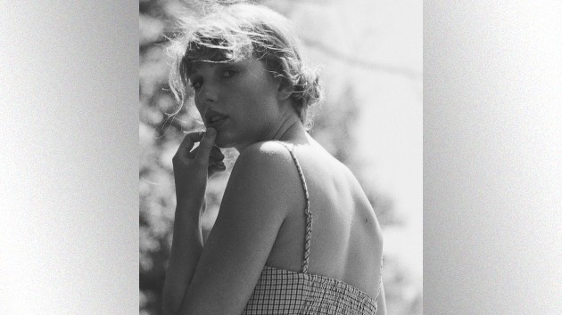 m_taylorswiftovershoulder2020_9072420-2