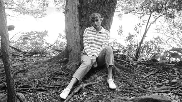 m_taylorswifttree_073120-2