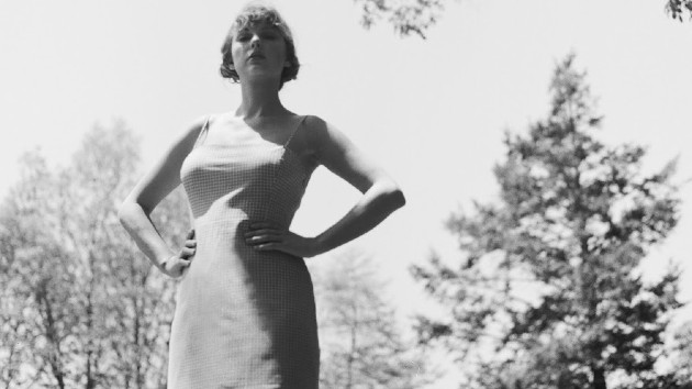 m_taylorswifthandsonhips_072520-2