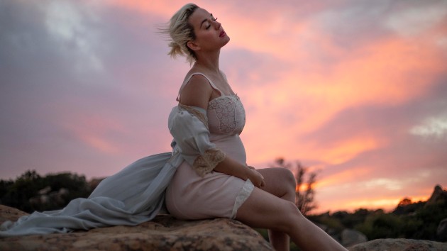 m_katyperrypregnant20on20rock_062520-7