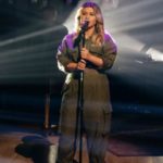 m_kellyclarksononshowsinging_101220