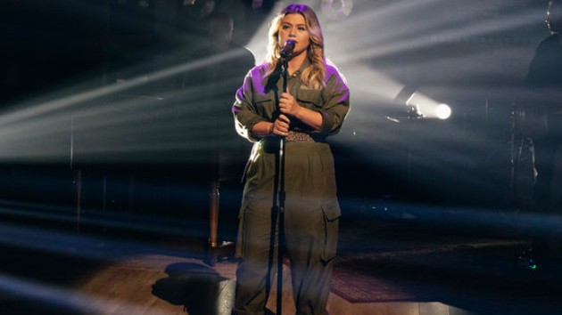 m_kellyclarksononshowsinging_101220