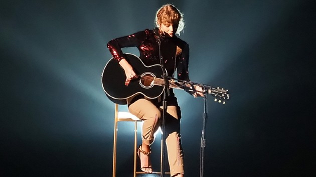 getty_taylorplayingacm_101520