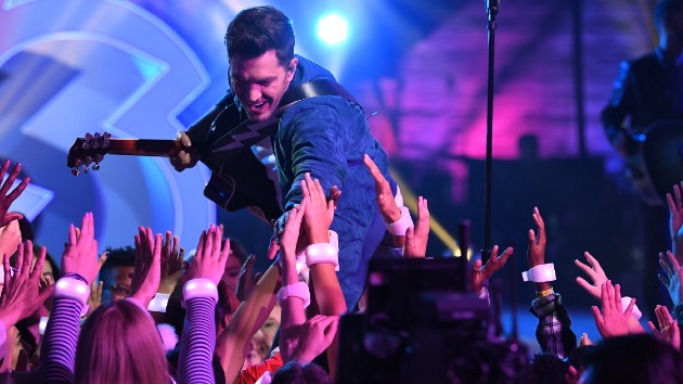 m_andygrammerandcrowd_102320