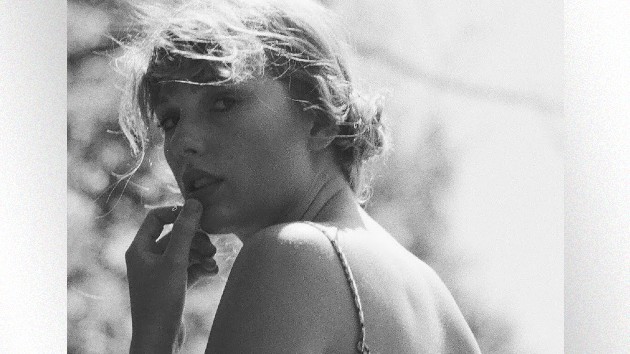 m_taylorswiftlookingovershoulder_091420-4