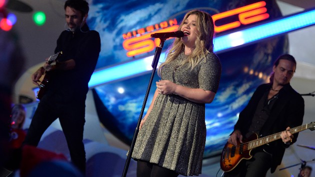 m_kellyclarkson_112520