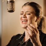 m_kellyclarkson_120820