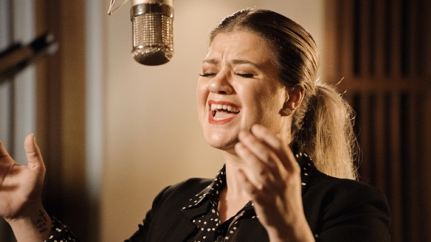 m_kellyclarkson_120820