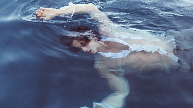 m_shawnmendesinwater_100220-2