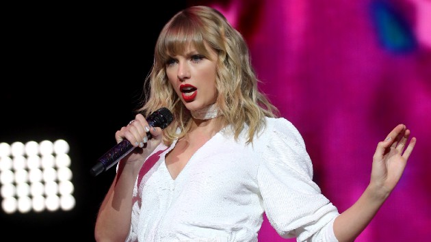 getty_taylorswiftonstage_012121