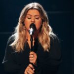 m_kellyclarksonsinging_012921