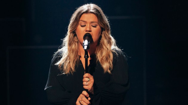 m_kellyclarksonsinging_012921