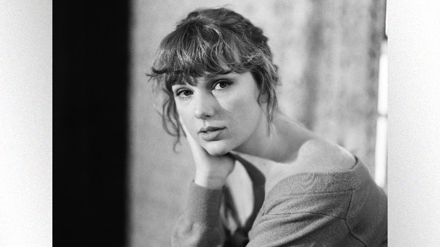 m_taylorswiftevermorefaceinhand_022321