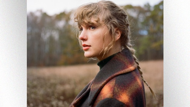 m_taylorswiftplaidjacket_121820-3