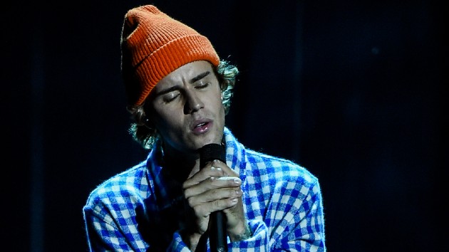 m_justinbieberamaeyezclosed_030121-3