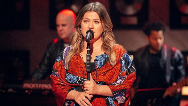 m_kellyclarksonsingsonshow_032521