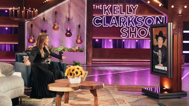 m_kellyclarksonclintblack_040921