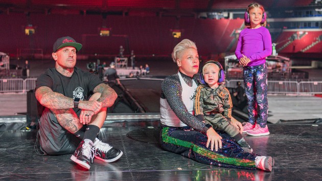 m_pinkandfamilyamazonfilm_051121-2