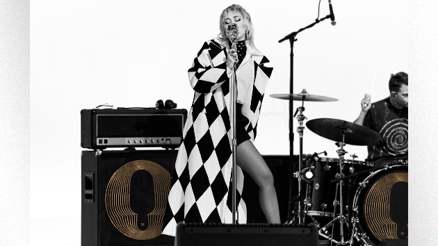 m_mileycyrusmagnum_060910