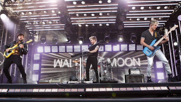 getty_walkthemoon_071321