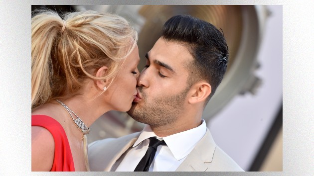 getty_britneyandsamkissing_091321