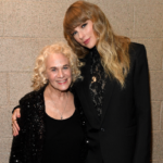 getty_caroleandtaylorposingbackstage_103121