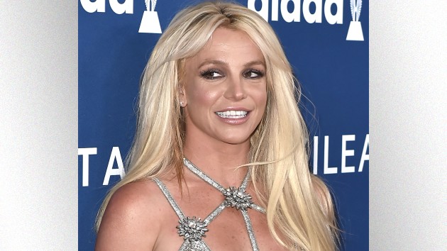 getty_britneysideeye_040221-3