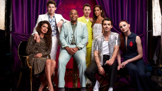 m_jonasbrothersfamilyroast_111021