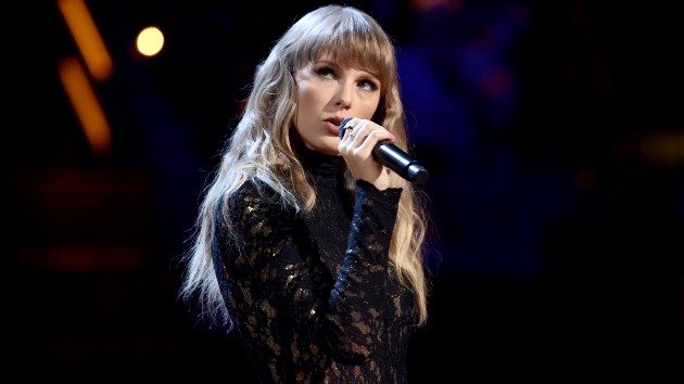 getty_taylorswiftrockhall_111221