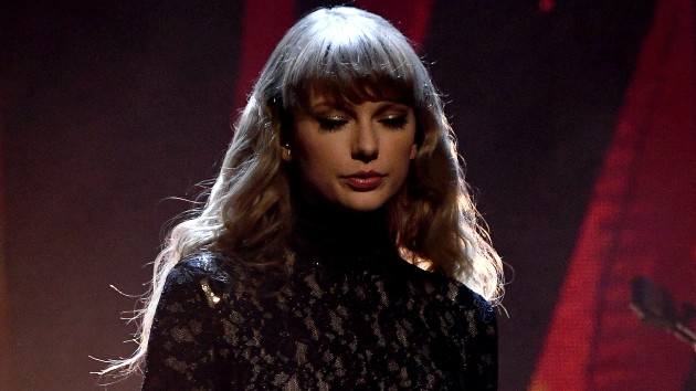 getty_taylorswiftlookingdownsad_112121