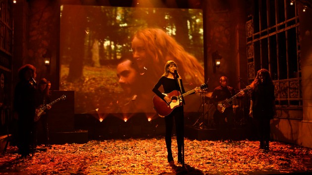 m_taylorswiftsnl_111421