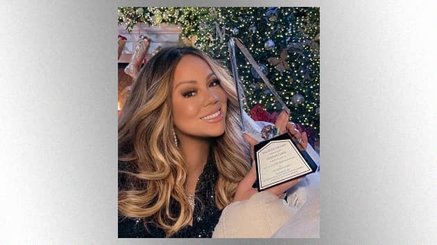 m_mariahcarey630_withdiamondaward_120321